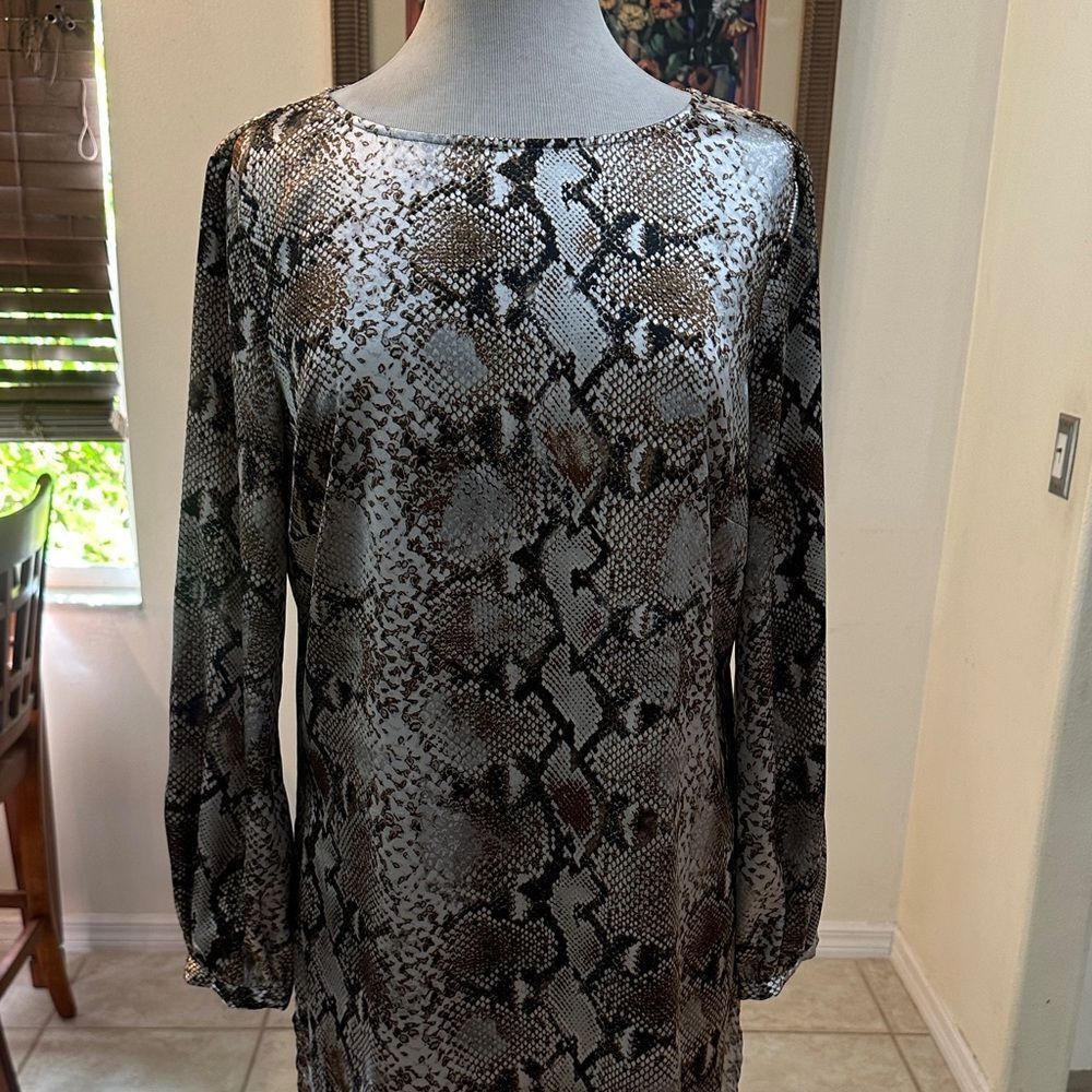 Chico’s Silver/Bronze Snake Print Sateen Long Sleeve Tunic Size 1-Medium - Picture 6 of 14